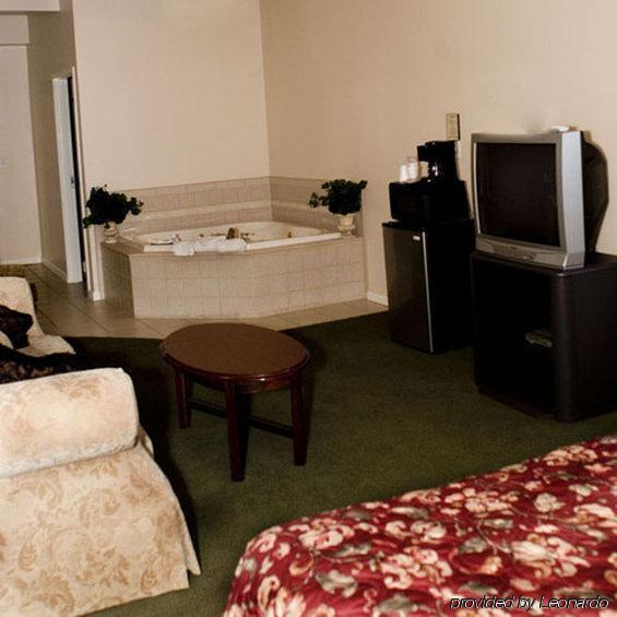 Colonie Inn And Suites แลแธม ภายนอก รูปภาพ