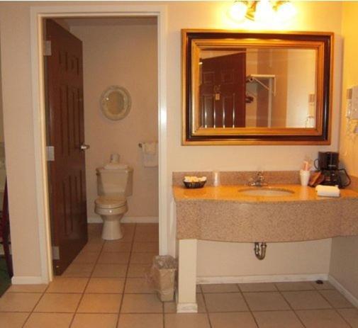 Colonie Inn And Suites แลแธม ภายนอก รูปภาพ