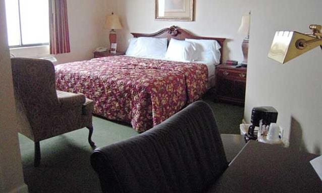 Colonie Inn And Suites แลแธม ภายนอก รูปภาพ