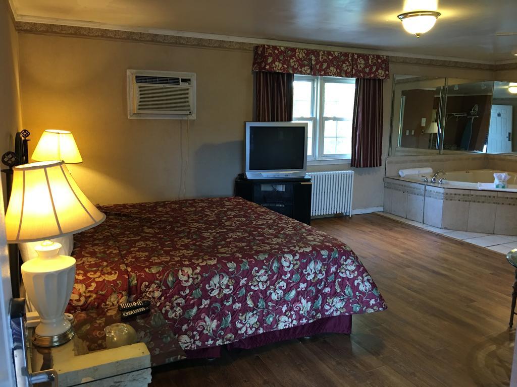 Colonie Inn And Suites แลแธม ภายนอก รูปภาพ