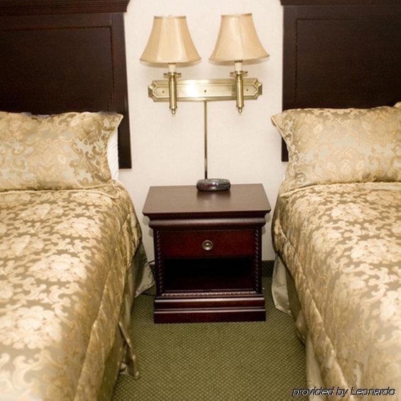 Colonie Inn And Suites แลแธม ภายนอก รูปภาพ